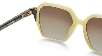 Das Bild zeigt die Sonnenbrille NAVAS von der Marke Etnia Barcelona in gelb/havanna.